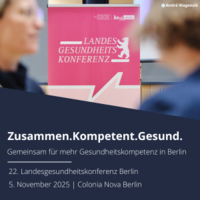 Sharepic 22. LGK Zwei Frauen im Gespräch, Fokus auf den Aufsteller der Landesgesundheitskonferenz