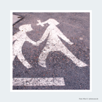 Straßenmarkierung: eine Mutter überquert mit einem Kind die Straße